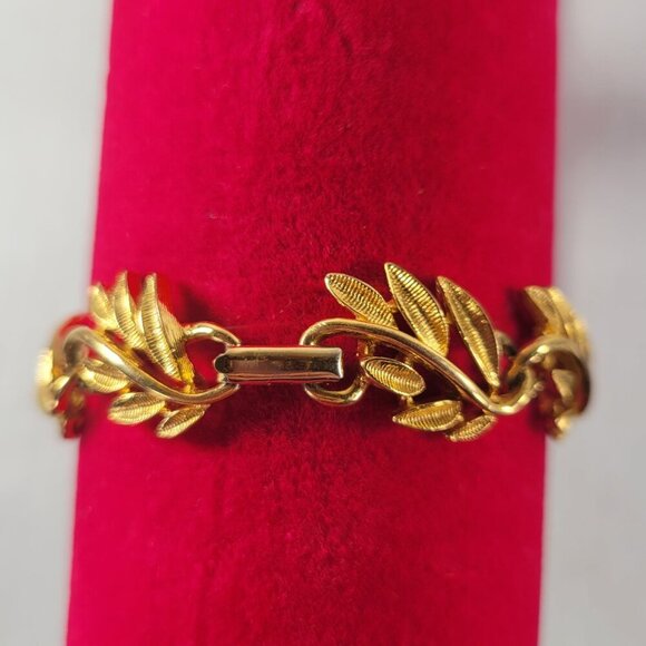 Napier Gold-Tone Vintage Classic Mobwife Professional Elegant Leaf Bracelet - Picture 3 of 6